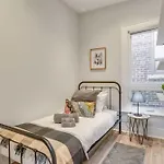 Casa Hotel Unique Home In Leslieville W Fireplace