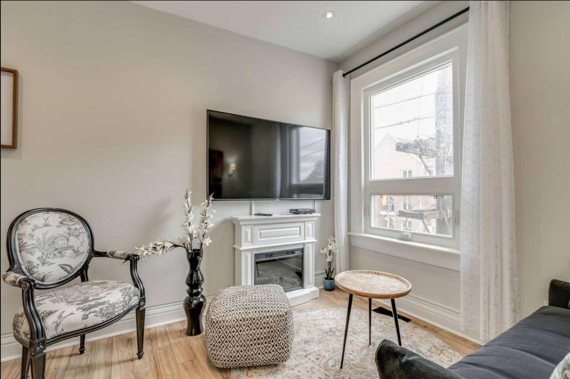 Hotel Casa Unique In Leslieville W Fireplace *